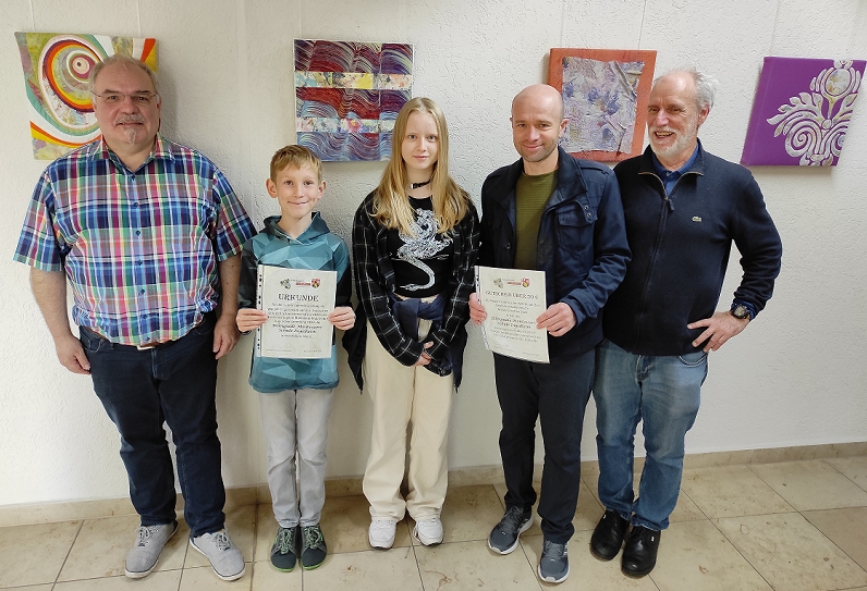 Schach-AG Bilinguale Montessori-Schule Ingelheim: Deutsches Meister-Team Schulschach WK HR SBRP-Präsident Achim Schmitt, Bastian Hery; Pauline König, Lehrer und Schach-AG-Leiter Jürgen Giehl, 1. Vorsitzender SJRP Ludwig Peetz; es fehlen: Niklas Kraeh und Angelique Albrecht	 Foto: Mara Schlich